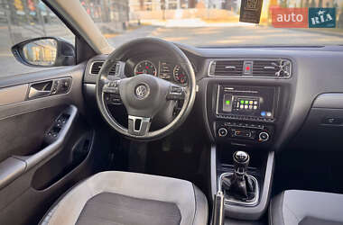 Седан Volkswagen Jetta 2013 в 