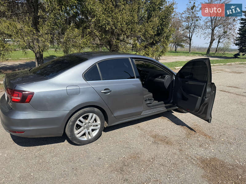 Седан Volkswagen Jetta 2016 в Чугуєві