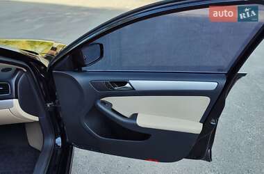 Седан Volkswagen Jetta 2011 в 
