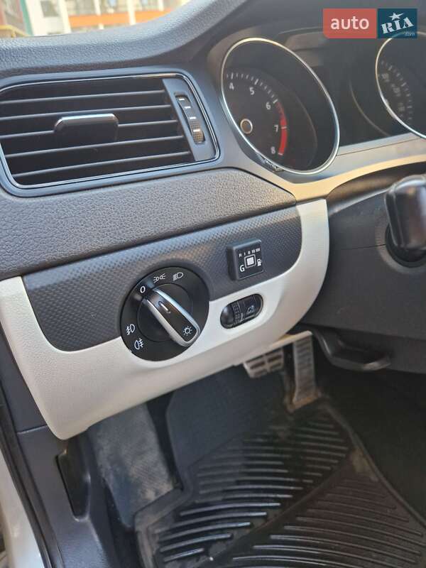 Седан Volkswagen Jetta 2015 в Житомирі