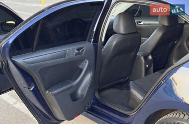 Седан Volkswagen Jetta 2011 в 