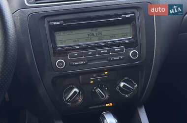 Седан Volkswagen Jetta 2011 в 