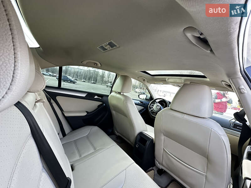 Седан Volkswagen Jetta 2015 в Днепре