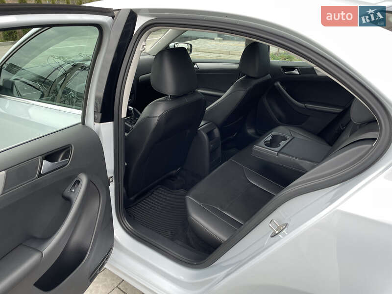 Седан Volkswagen Jetta 2017 в Львові