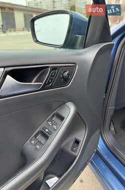 Седан Volkswagen Jetta 2015 в 