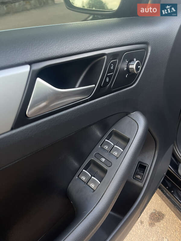 Седан Volkswagen Jetta 2014 в Кролевці