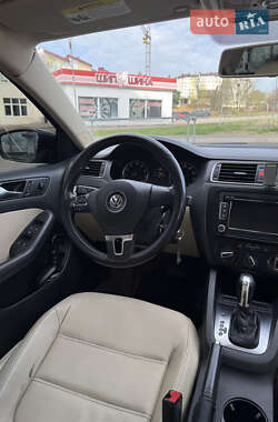 Седан Volkswagen Jetta 2011 в 