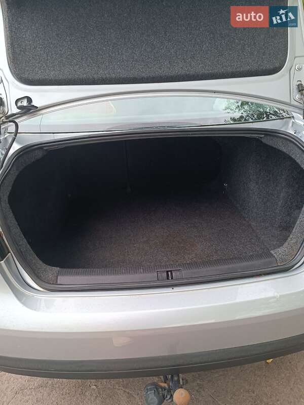 Седан Volkswagen Jetta 2005 в Верхньодніпровську