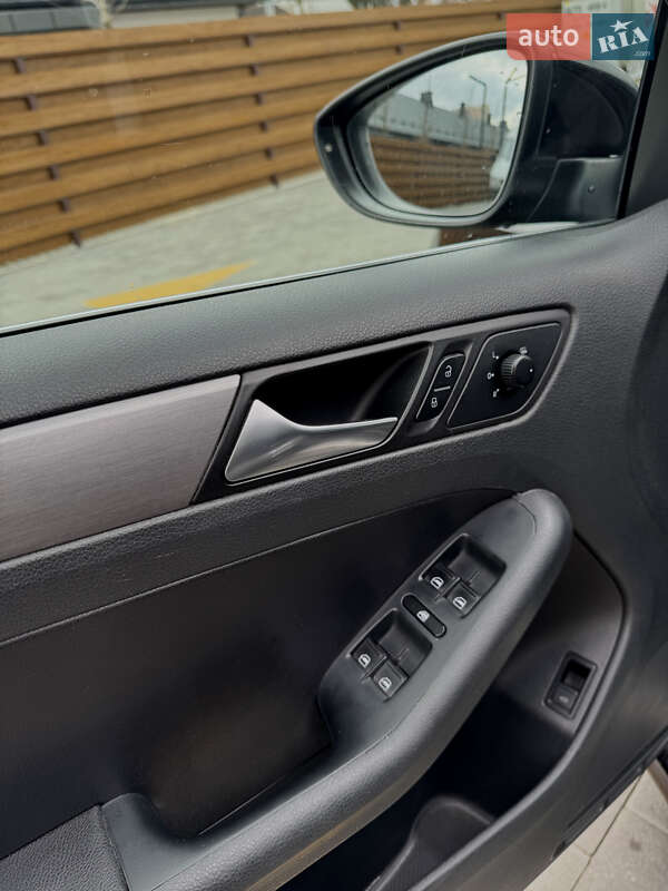 Седан Volkswagen Jetta 2011 в Ирпене