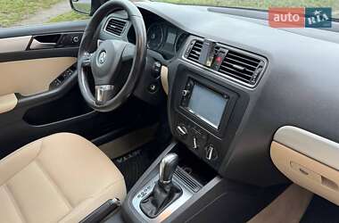 Седан Volkswagen Jetta 2013 в 