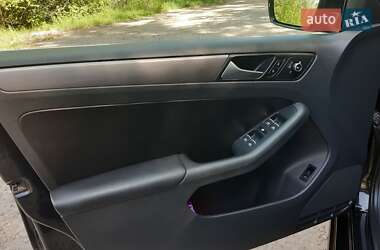 Седан Volkswagen Jetta 2012 в 
