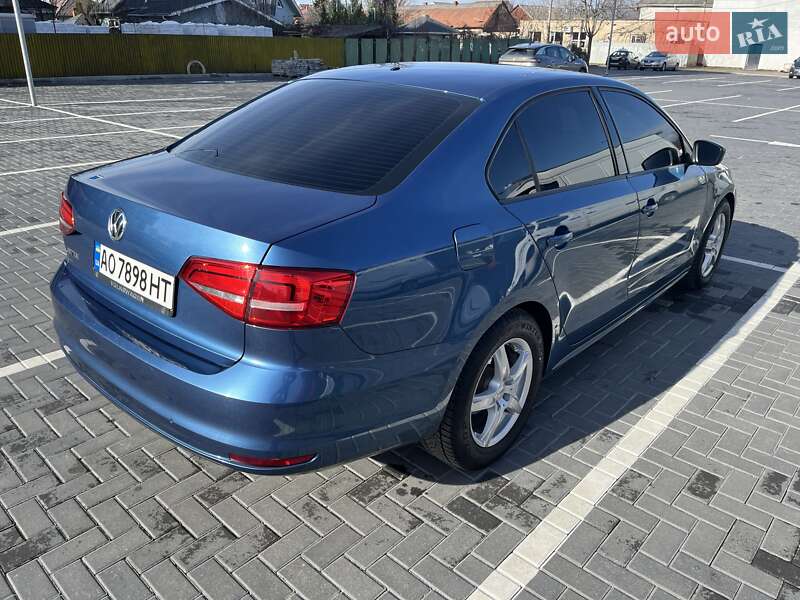 Седан Volkswagen Jetta 2015 в Ужгороді