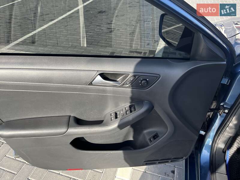 Седан Volkswagen Jetta 2015 в Ужгороді