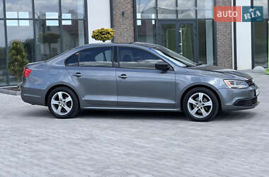 Седан Volkswagen Jetta 2013 в 