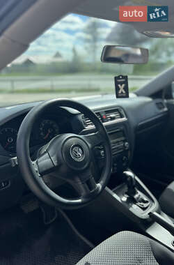 Седан Volkswagen Jetta 2013 в 