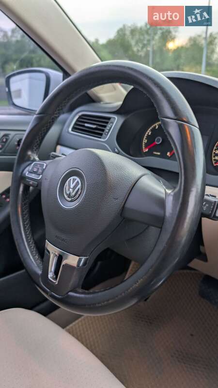 Седан Volkswagen Jetta 2011 в Львове