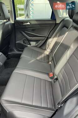 Седан Volkswagen Jetta 2023 в 