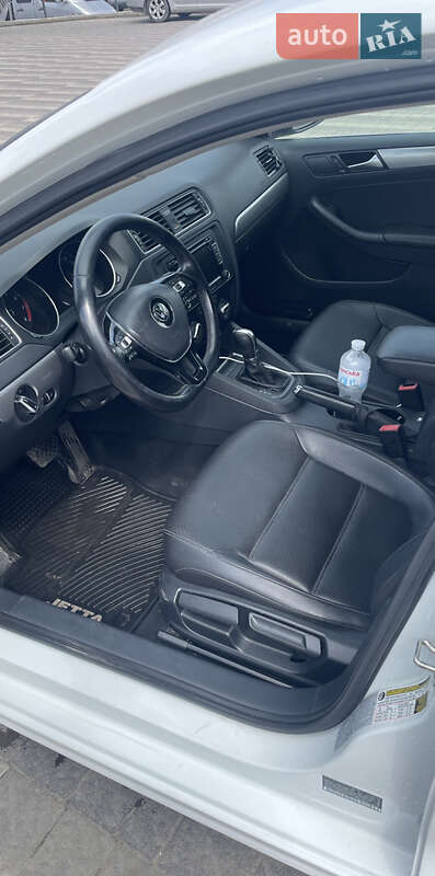 Седан Volkswagen Jetta 2015 в Львове