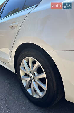 Седан Volkswagen Jetta 2013 в 