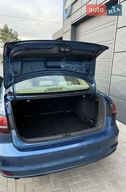 Седан Volkswagen Jetta 2016 в 