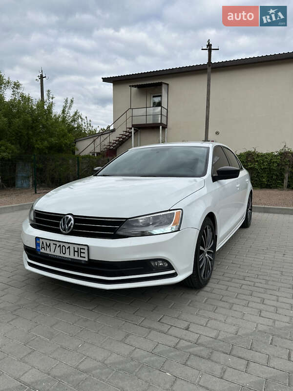 Седан Volkswagen Jetta 2015 в 
