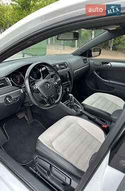 Седан Volkswagen Jetta 2015 в 