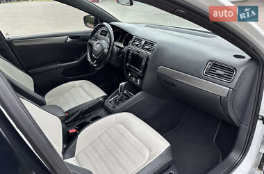 Седан Volkswagen Jetta 2015 в 