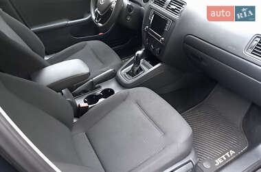 Седан Volkswagen Jetta 2016 в 