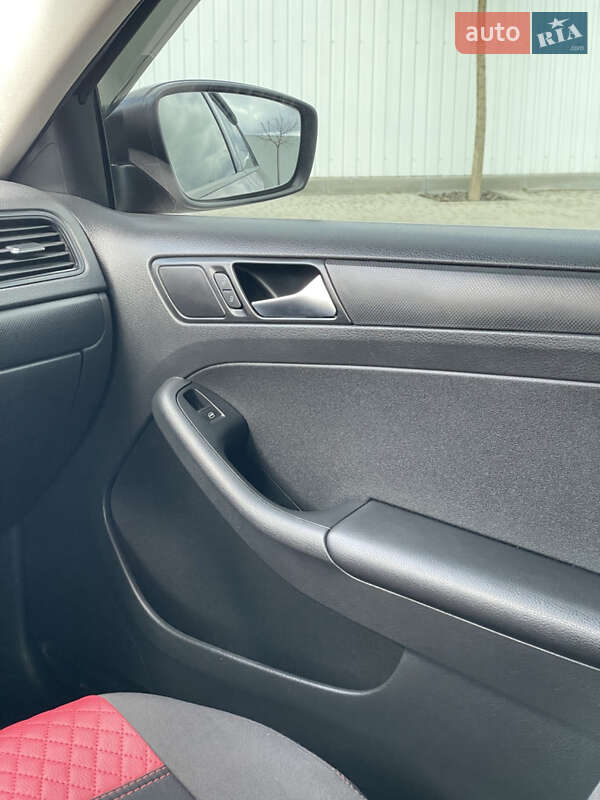 Седан Volkswagen Jetta 2015 в Гайсине