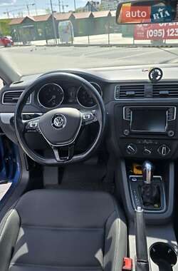 Седан Volkswagen Jetta 2016 в 