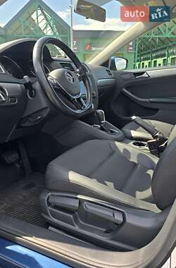 Седан Volkswagen Jetta 2016 в 