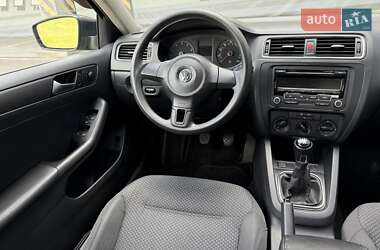 Седан Volkswagen Jetta 2013 в 