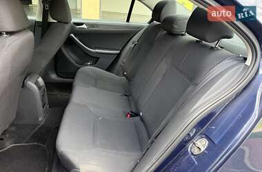 Седан Volkswagen Jetta 2013 в 