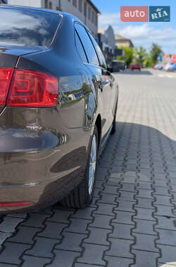 Седан Volkswagen Jetta 2013 в 