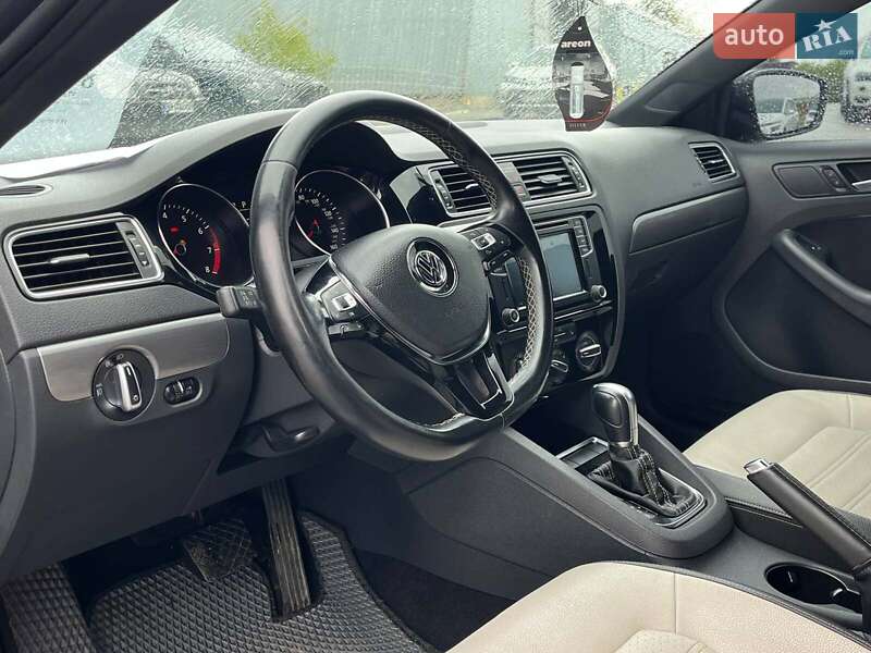 Седан Volkswagen Jetta 2016 в Львові