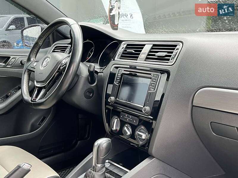Седан Volkswagen Jetta 2016 в Львові