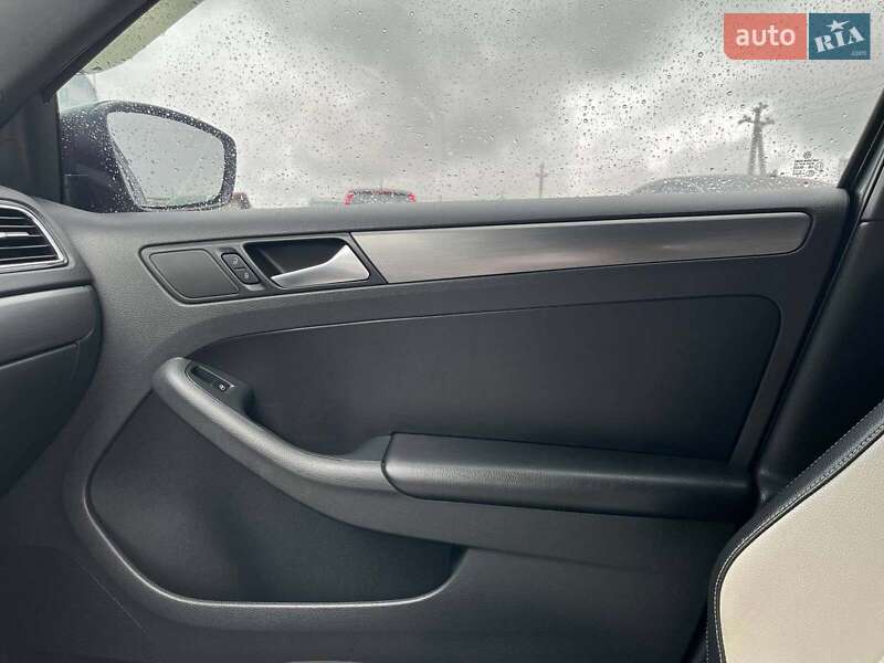 Седан Volkswagen Jetta 2016 в Львові
