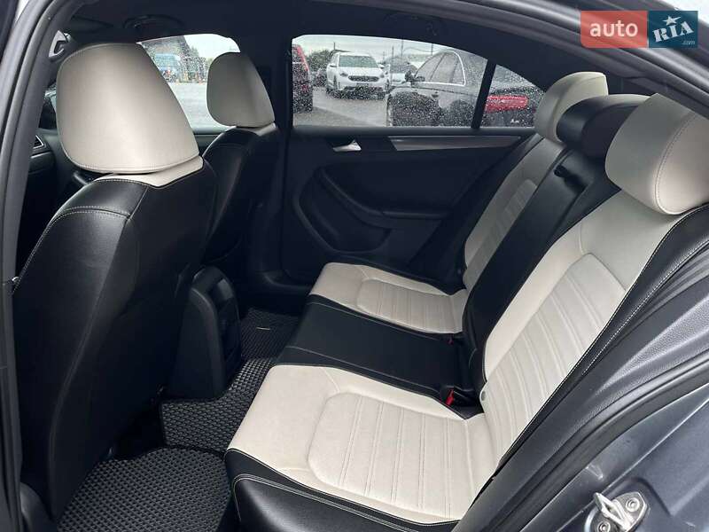 Седан Volkswagen Jetta 2016 в Львові