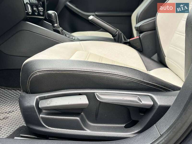 Седан Volkswagen Jetta 2016 в Львові