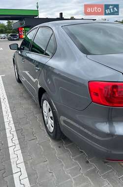 Седан Volkswagen Jetta 2012 в 
