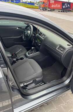 Седан Volkswagen Jetta 2012 в 