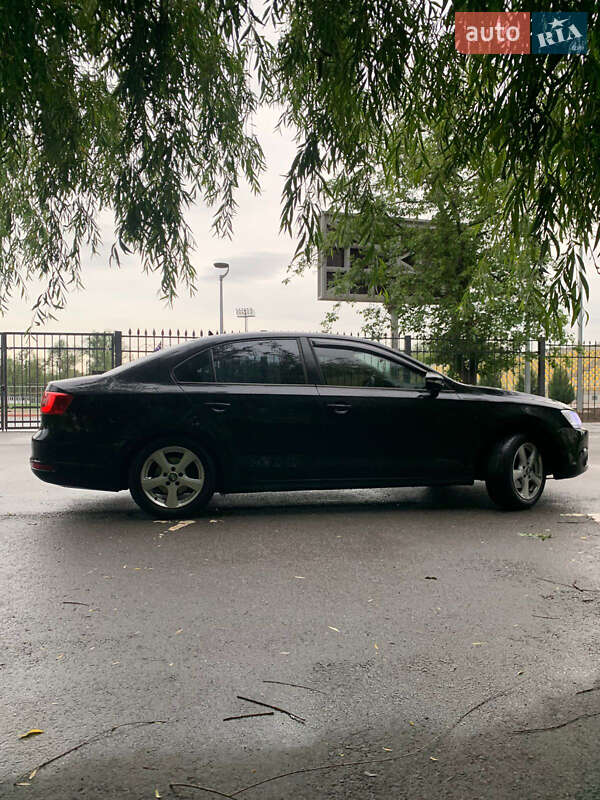 Седан Volkswagen Jetta 2012 в 