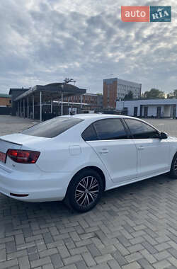 Седан Volkswagen Jetta 2016 в 