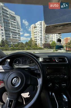 Седан Volkswagen Jetta 2012 в 