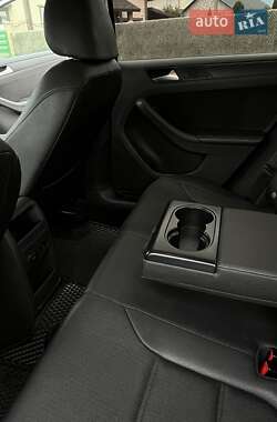Седан Volkswagen Jetta 2012 в 