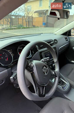 Седан Volkswagen Jetta 2015 в 