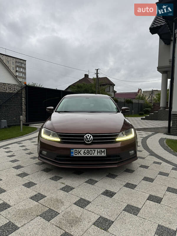 Седан Volkswagen Jetta 2016 в 