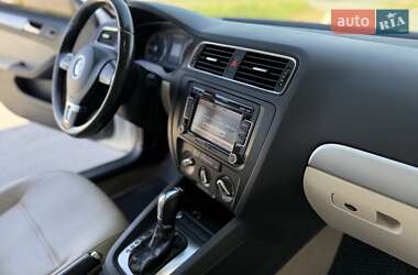 Седан Volkswagen Jetta 2012 в 