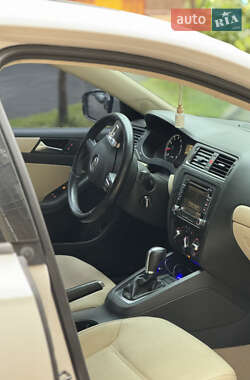 Седан Volkswagen Jetta 2012 в 