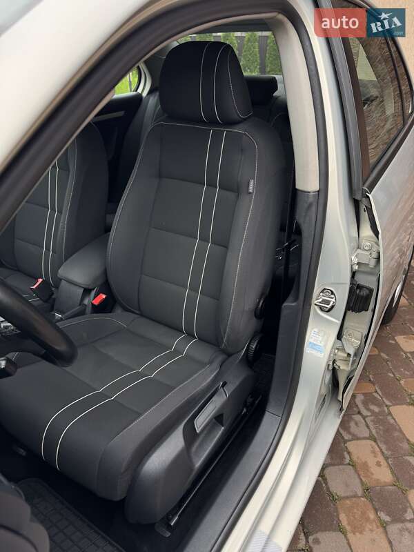 Седан Volkswagen Jetta 2010 в Черновцах